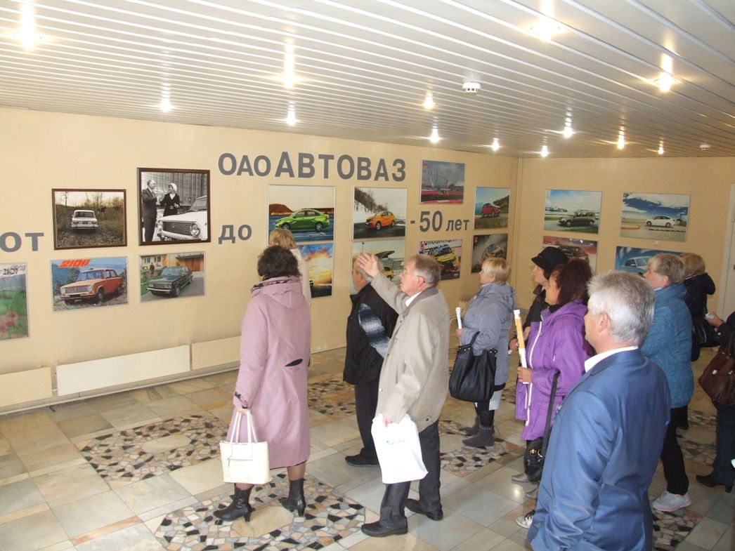Ветераны ВАЗа на уникальной выставке живописи в автосалоне LADA