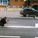 Видео: Мужчина решил исправить неугодную разметку топором