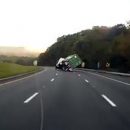 Видео: Неосторожный дальнобойщик полностью перекрыл трассу