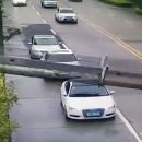 Видео: Водитель чудом выжил после падения башенного крана на машину