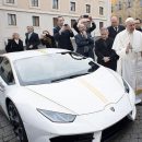 Папа Римский решил продать подаренный Lamborghini
