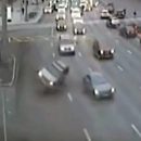 Видео: Автомобиль въехал в «аномальную зону» на Садовом