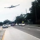 Видео: Самолет чудом никого не задел при посадке на трассу в США