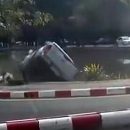 Видео: Водитель пикапа пошел на таран препятствий и угодил в пруд