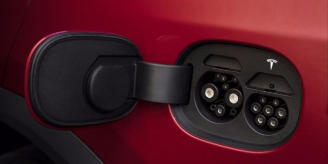 Tesla оборудовала свои электрокары вторыми разъемами для зарядки Tesla оборудовала свои электрокары вторыми разъемами для зарядки