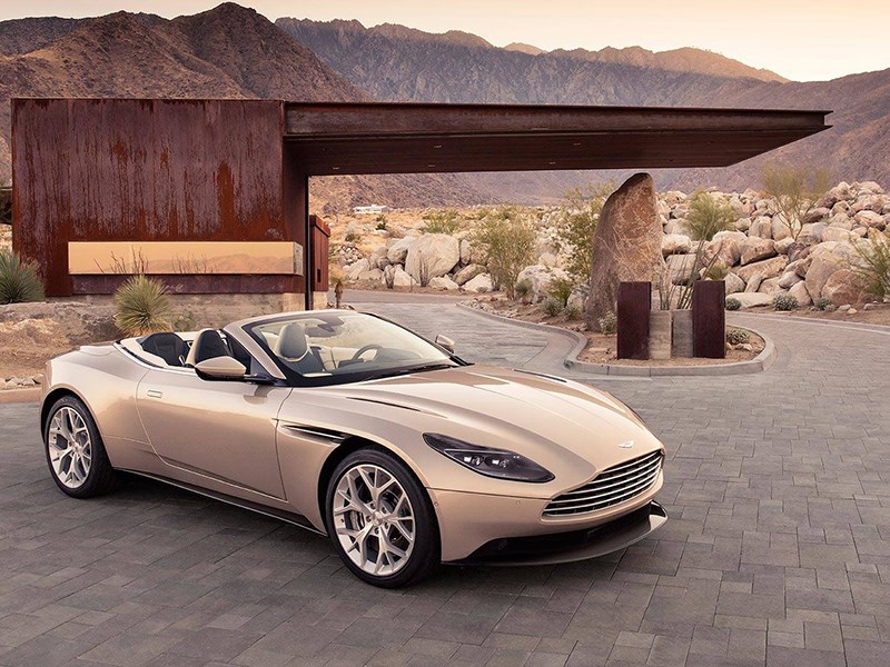 Aston Martin DB11 сорвало крышу