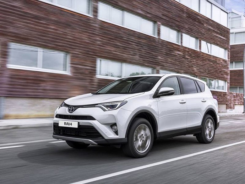 Toyota изменила комплектации RAV4 и вернула дизель Toyota изменила комплектации RAV4 и вернула дизель