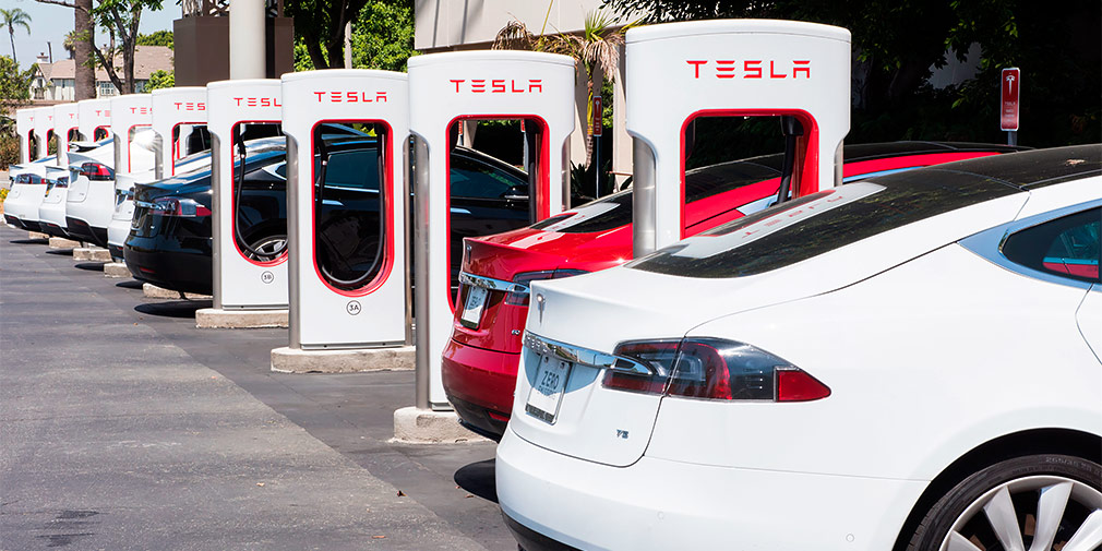 Tesla уволила сотни сотрудников. Что происходит? Tesla уволила сотни сотрудников. Что происходит?