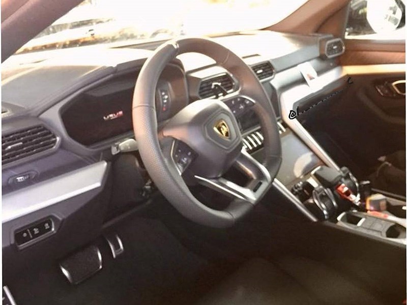 Рассекречен интерьер первого кроссовера Lamborghini Рассекречен интерьер первого кроссовера Lamborghini