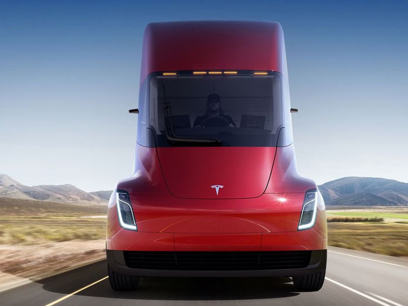 Tesla собрала более тысячи заказов на свой электрический грузовик Tesla собрала более тысячи заказов на свой электрический грузовик