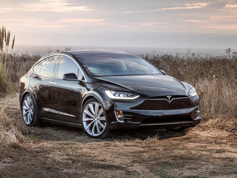 В Mercedes-Benz сломали арендованную Tesla Model X В Mercedes-Benz сломали арендованную Tesla Model X