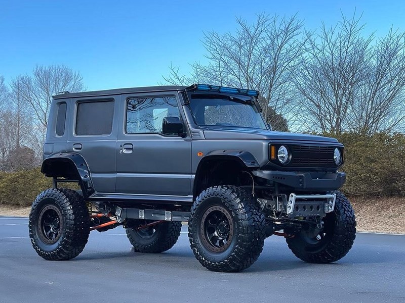 Пятидверный Suzuki Jimny предстал в виде бигфута Пятидверный Suzuki Jimny предстал в виде бигфута