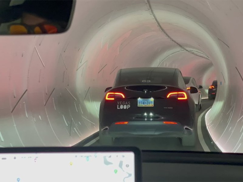 Автомобили Tesla стали причиной гигантской пробки Автомобили Tesla стали причиной гигантской пробки