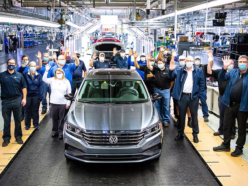 С конвейера сошел последний Volkswagen Passat Sedan С конвейера сошел последний Volkswagen Passat Sedan