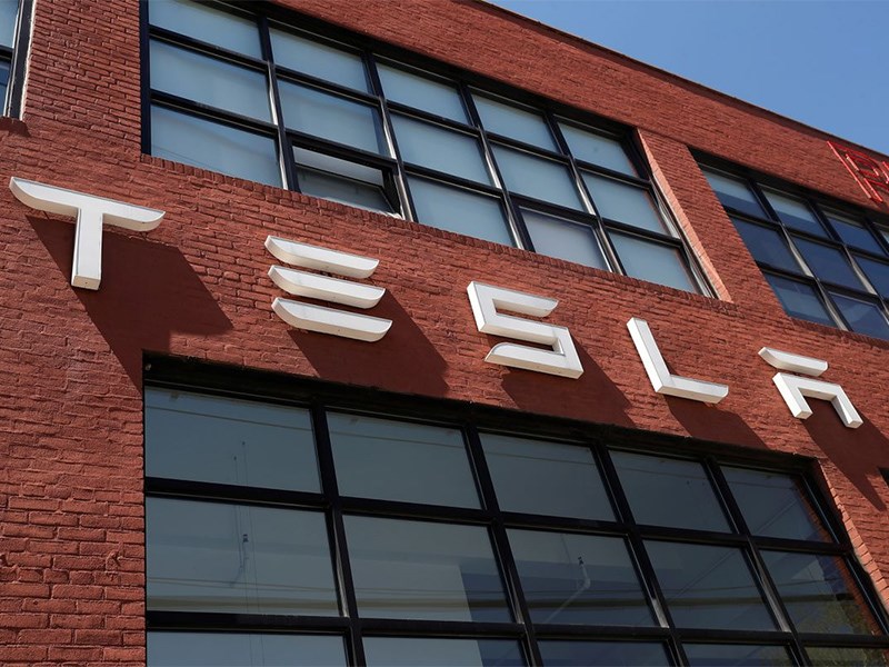 Система автопилотирования Tesla игнорирует знаки остановки